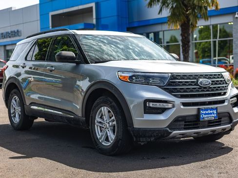 Used 2024 Ford Explorer XLT w/ Equipment Group 202A AWD/4WD image 7