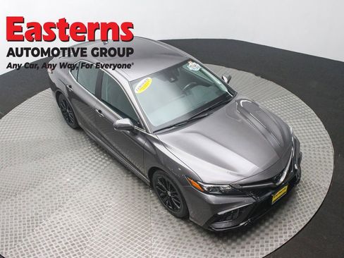 Used 2023 Toyota Camry SE image 3