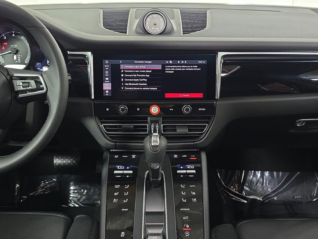Certified 2026 Porsche Macan AWD/4WD image 16