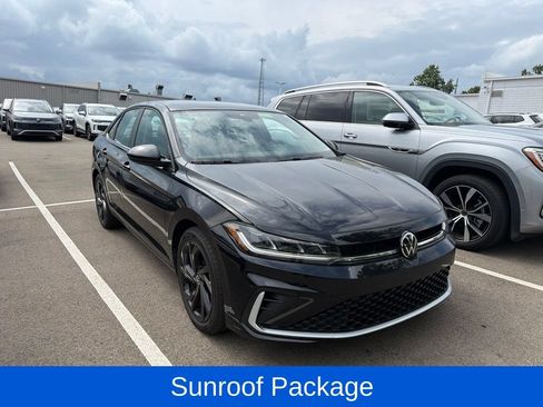 Used 2025 Volkswagen Jetta SE w/ Sunroof Package FWD image 2