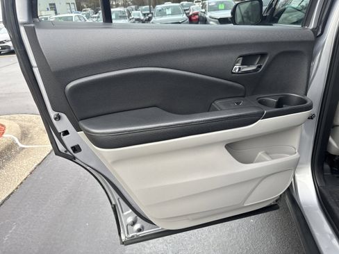 Used 2017 Honda Pilot LX image 9