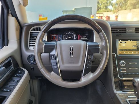 Used 2016 Lincoln Navigator Select RWD image 18