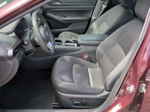 Used 2024 Nissan Altima 2.5 SV FWD image 11