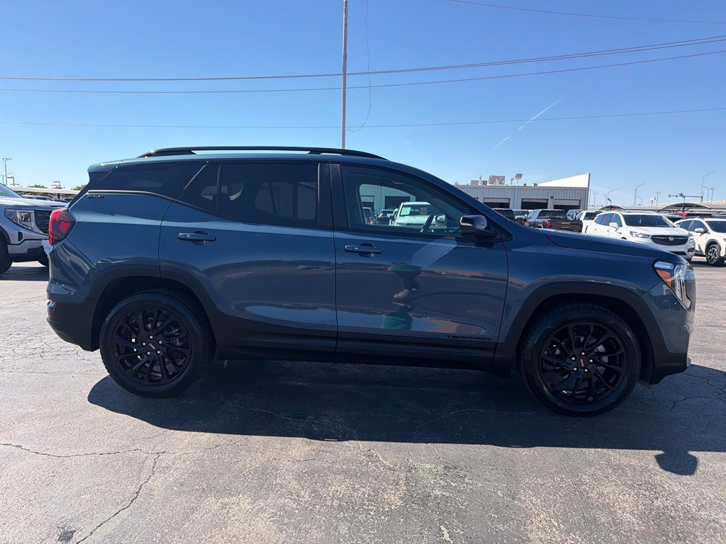 Used 2024 GMC Terrain SLE w/ Driver Convenience Package FWD image 4