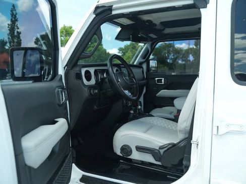 Used 2021 Jeep Gladiator Overland AWD/4WD image 13