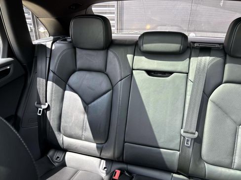 Certified 2025 Porsche Macan AWD/4WD image 38
