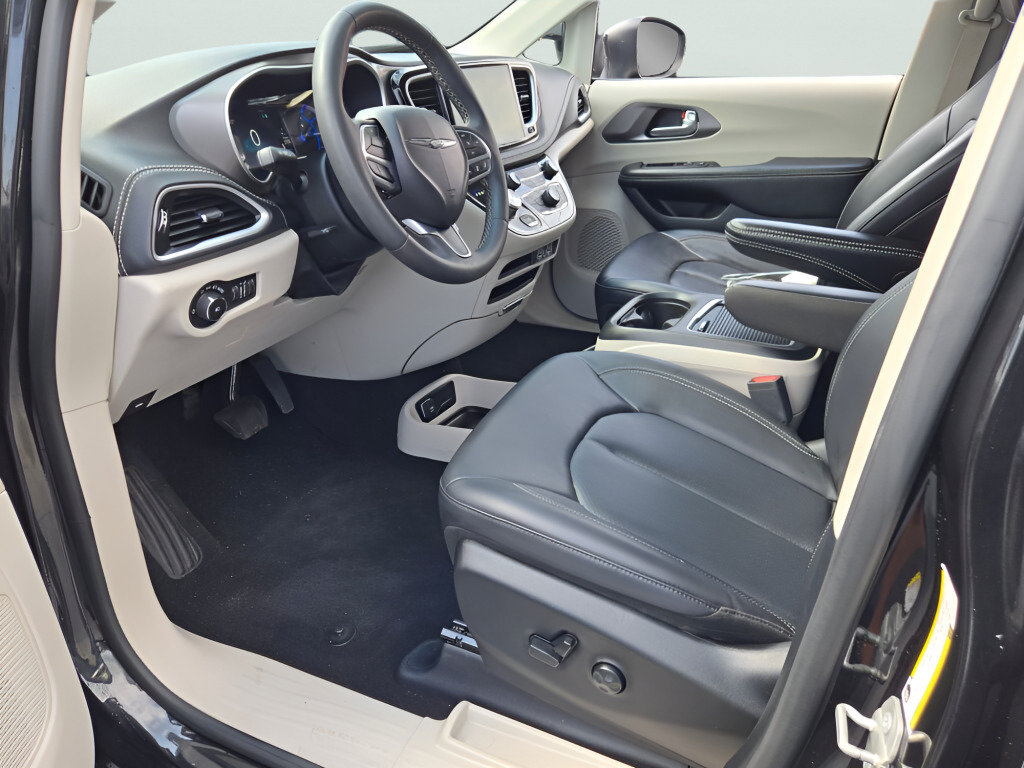 Used 2023 Chrysler Pacifica Touring-L FWD image 28