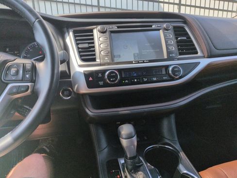 Used 2018 Toyota Highlander Limited AWD/4WD image 17
