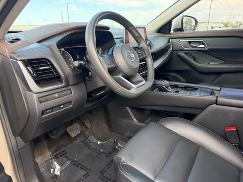Used 2021 Nissan Rogue SL FWD image 2