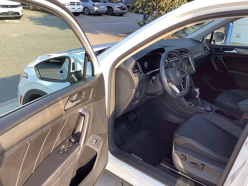 Used 2022 Volkswagen Tiguan SE w/ Panoramic Sunroof Package AWD/4WD image 11