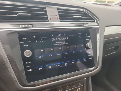 Used 2024 Volkswagen Tiguan SE w/ Panoramic Sunroof Package FWD image 21