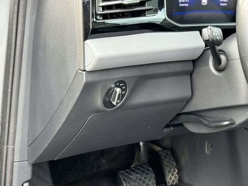 Used 2025 Volkswagen Jetta SE FWD image 30