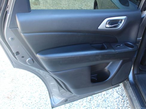 Used 2018 Nissan Pathfinder S image 17