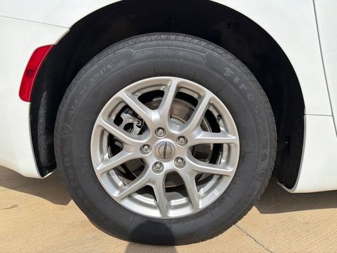 Used 2023 Chrysler Pacifica Touring FWD image 11