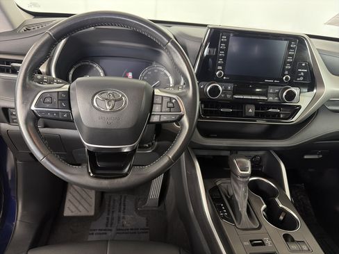 Used 2021 Toyota Highlander XLE AWD/4WD image 3