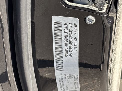 Used 2023 Chrysler Pacifica Touring-L image 31