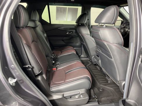 Certified 2025 Honda Pilot Black Edition image 8