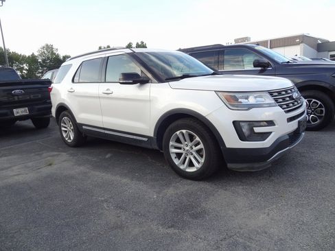Used 2016 Ford Explorer XLT w/ Equipment Group 202A image 2