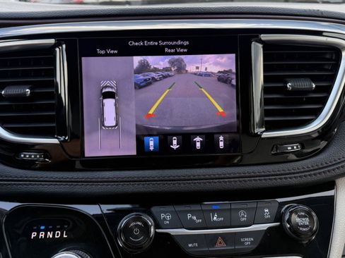 Used 2018 Chrysler Pacifica Limited w/ Advanced Safetytec Group FWD image 17