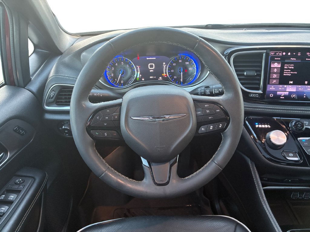 Used 2022 Chrysler Pacifica Limited w/ Uconnect Theater Family Group FWD image 12