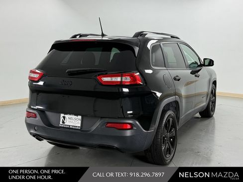 Used 2017 Jeep Cherokee Sport FWD image 6