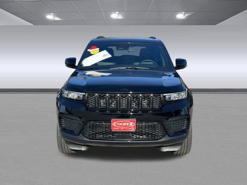 New 2025 Jeep Grand Cherokee Altitude image 2