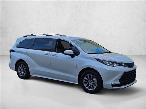 Used 2022 Toyota Sienna XLE FWD image 3