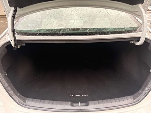 Used 2017 Hyundai Elantra SE image 16