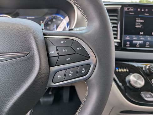 Used 2023 Chrysler Pacifica Touring-L FWD image 27