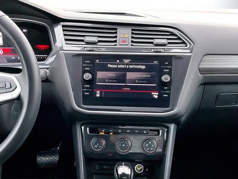 Used 2024 Volkswagen Tiguan SE image 11
