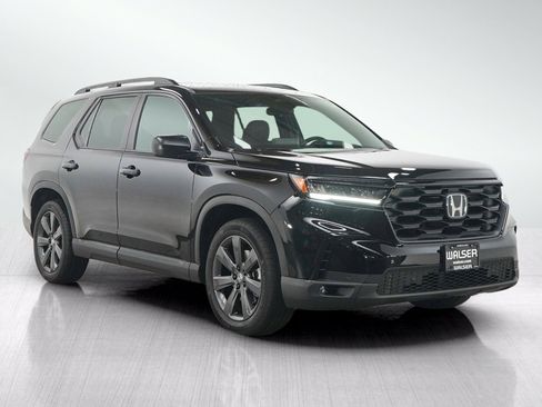 Used 2025 Honda Pilot Sport image 7