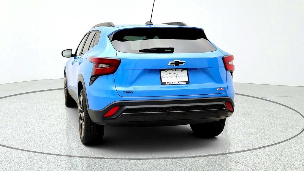 Used 2024 Chevrolet Trax RS w/ Sunroof Package FWD image 6