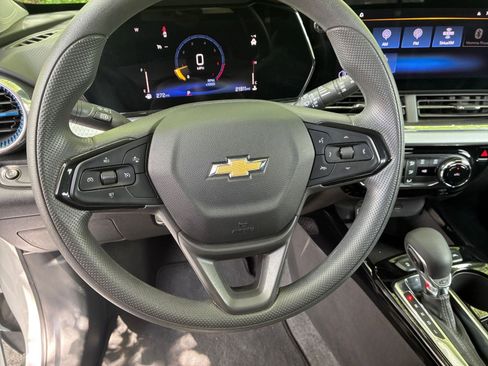 Used 2025 Chevrolet Trax LT FWD image 27