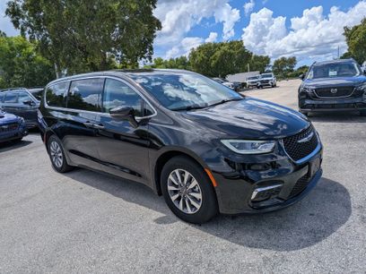 Used 2024 Chrysler Pacifica Limited