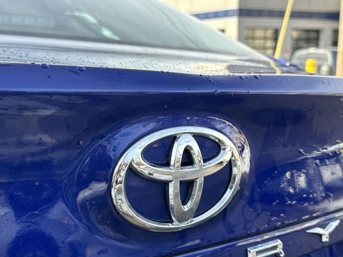 Used 2018 Toyota Camry LE image 10