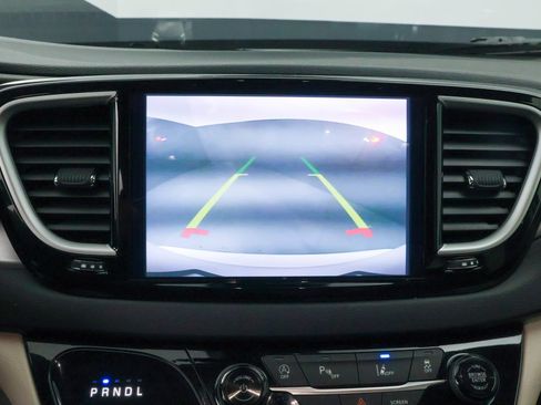 Used 2023 Chrysler Pacifica Touring-L FWD image 8