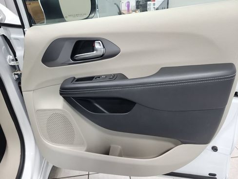 Used 2023 Chrysler Pacifica Touring-L FWD image 22