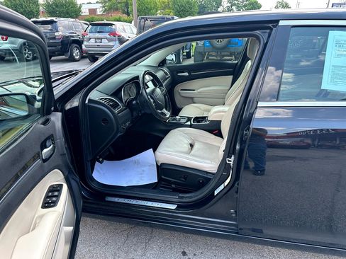 Used 2016 Chrysler 300 C image 17