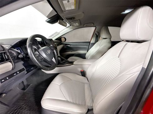 Used 2023 Toyota Camry SE FWD image 3