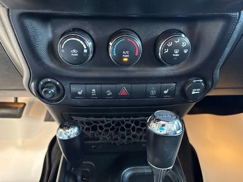 Used 2018 Jeep Wrangler Unlimited Sahara w/ Connectivity Group AWD/4WD image 18