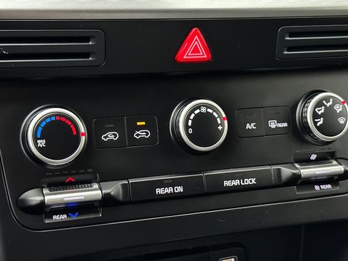 Used 2024 Kia Carnival LX image 20