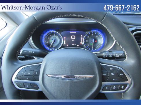 Used 2022 Chrysler Pacifica Touring-L image 35