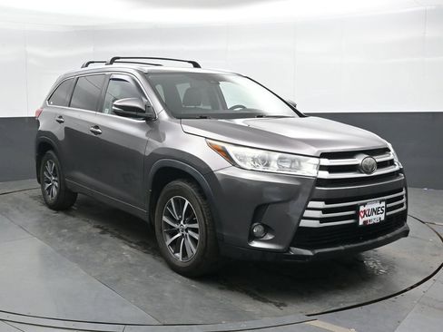 Used 2017 Toyota Highlander XLE AWD/4WD image 4