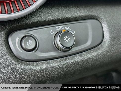 Used 2025 Chevrolet Trax RS w/ Sunroof Package FWD image 10