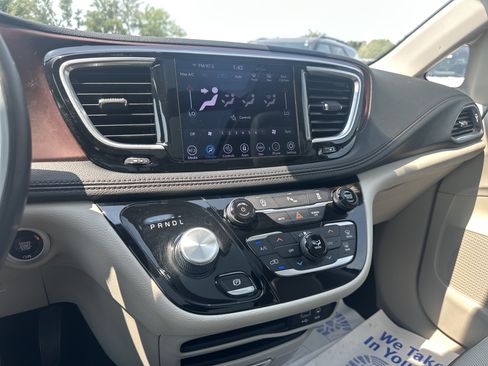 Used 2020 Chrysler Pacifica Limited FWD image 32