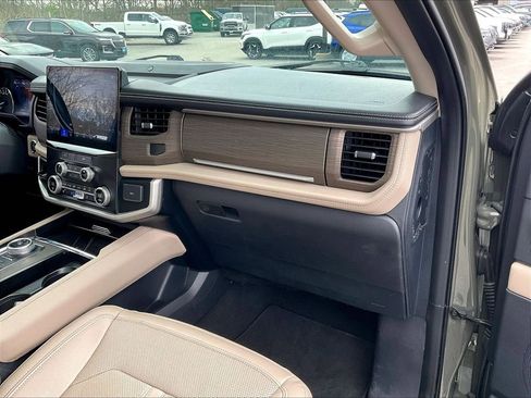 Used 2024 Ford Expedition Limited image 12