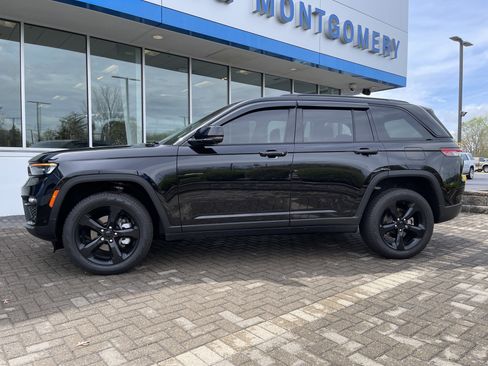 Used 2024 Jeep Grand Cherokee Limited w/ Luxury Tech Group II image 2