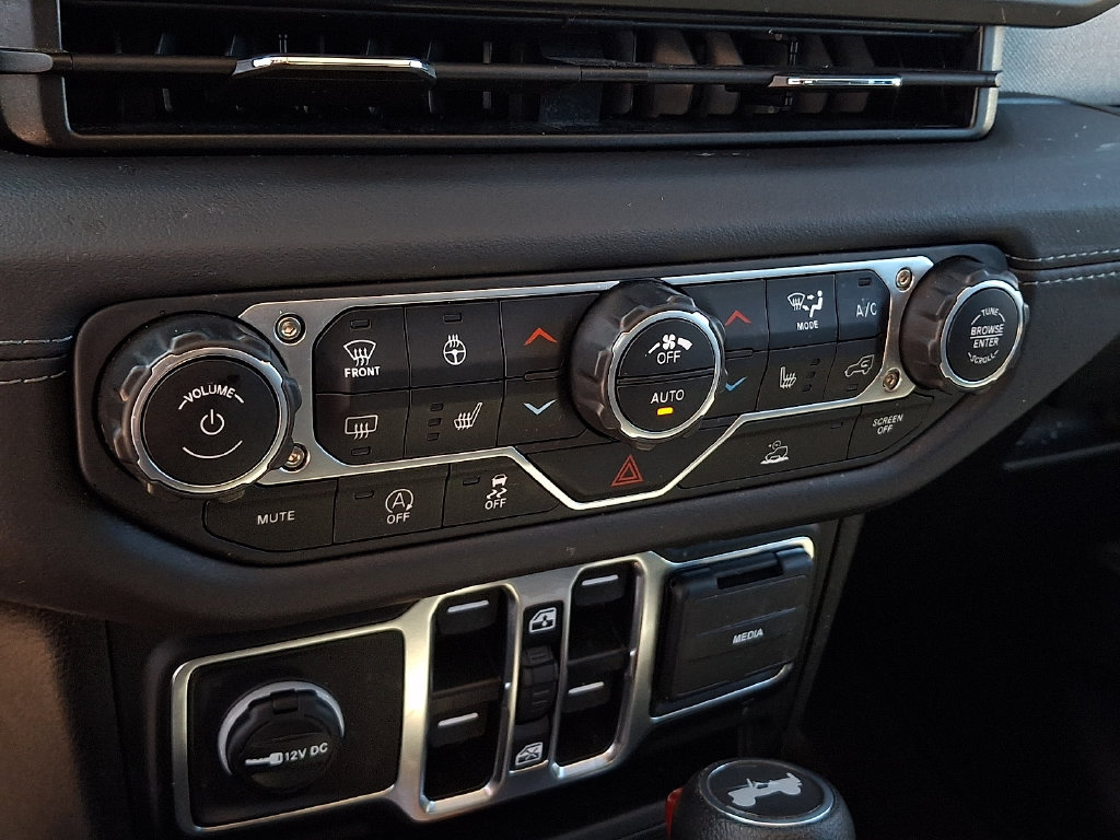 Used 2025 Jeep Wrangler Unlimited Sahara AWD/4WD image 15