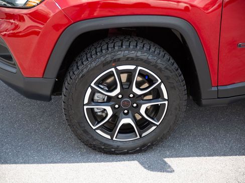 Used 2025 Jeep Compass Trailhawk AWD/4WD image 9