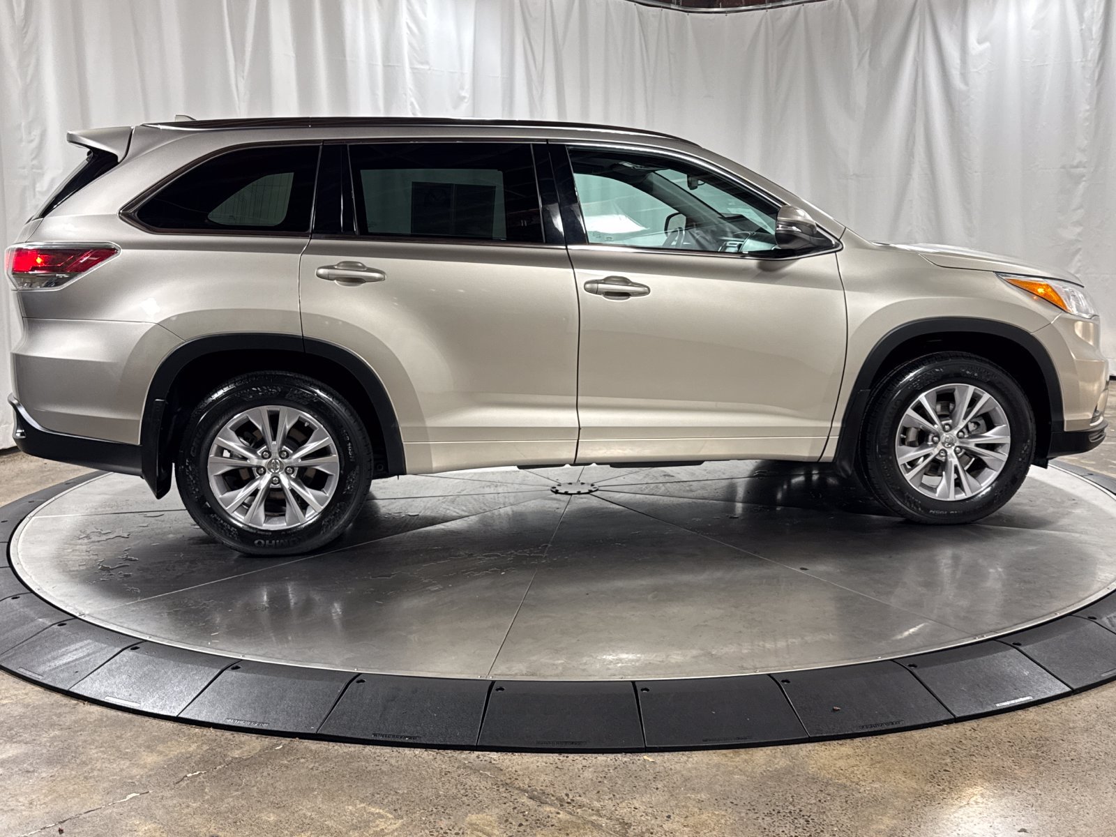 Used 2015 Toyota Highlander XLE AWD/4WD image 6
